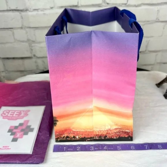 Louis Vuitton Shopping Bag and Pamphlet from the 2022 SeeLV Tokyo Exhibition - Picture 5 of 9
